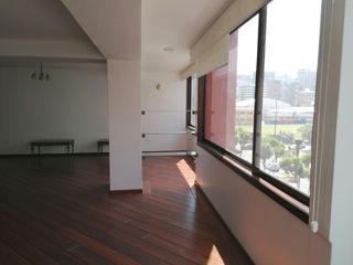 Foto 5 de Amplio Departamento en renta semi amoblado de 3 habitaciones en Edificio, calle la Portugal, Quito