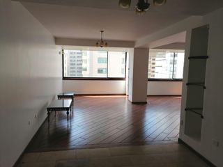 Foto 4 de Amplio Departamento en renta semi amoblado de 3 habitaciones en Edificio, calle la Portugal, Quito