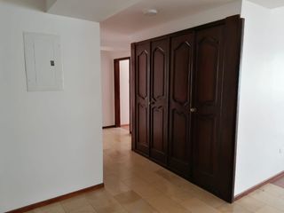 Foto 12 de Amplio Departamento en renta semi amoblado de 3 habitaciones en Edificio, calle la Portugal, Quito