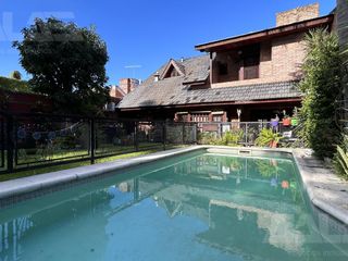 Foto 1 de Casa en Venta - 4 Dormitorios - Pileta - Quincho - Cochera en Ituzaingo Norte