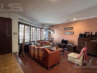 Foto 4 de Casa en Venta - 4 Dormitorios - Pileta - Quincho - Cochera en Ituzaingo Norte