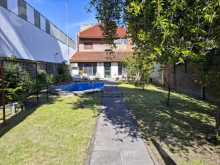Foto 1 de Venta Casa 5 Ambientes con Parque y Pileta en La Plata