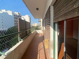 Foto 2 de 3AMB C/ BALCON AL FRENTE y 2 BAÑOS - SOBRE AV SAN JUAN - TODO LUZ!