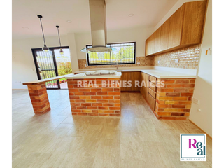 Foto 3 de ¡Casa Esquinera con Zona Verde Privada y Excelente Ubicación!