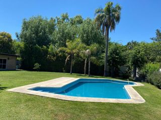 Foto 1 de CASA EN DON TORCUATO CON QUINCHO Y PILETA