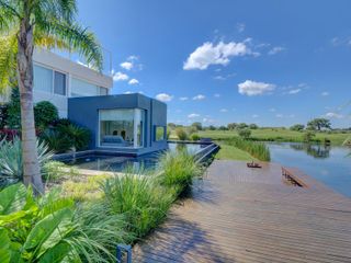 Foto 2 de Increible casa al agua y golf