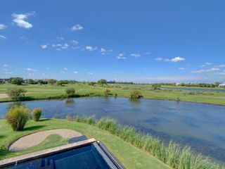 Foto 1 de Increible casa al agua y golf