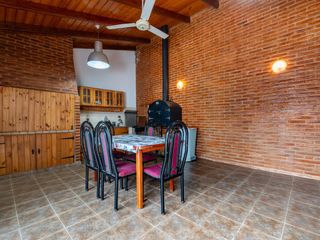 Foto 27 de VENTA/ALQUILER - Casa de 3 Dormitorios, patio, quincho y cochera. Echesortu, Rosario.