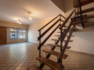 Foto 2 de VENTA/ALQUILER - Casa de 3 Dormitorios, patio, quincho y cochera. Echesortu, Rosario.