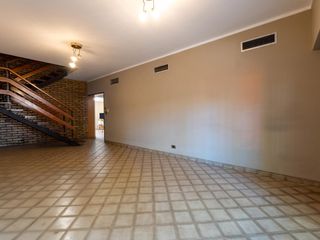 Foto 3 de VENTA/ALQUILER - Casa de 3 Dormitorios, patio, quincho y cochera. Echesortu, Rosario.