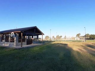 Foto 2 de Local con 2 Canchas de Futbol 5