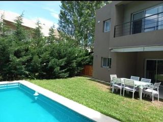 Foto 1 de Casa en venta - 3 Dormitorios 3 Baños - Cocheras - 360Mts2 - Dique Luján