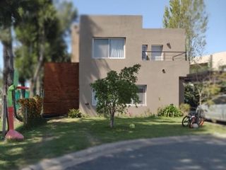 Foto 6 de Casa en venta - 3 Dormitorios 3 Baños - Cocheras - 360Mts2 - Dique Luján