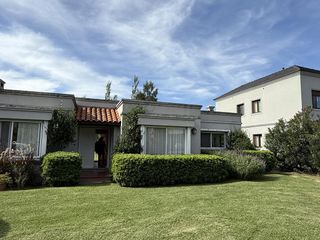 Foto 1 de Alquiler temporario Casa 3 dormitorios en  Fisherton-  Barrio Cerrado - Rosario