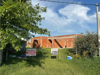 Foto 1 de Lote en Barrio El Chañar II con construcción a terminar.