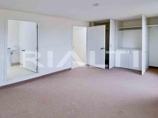 Foto 6 de Casa VIP en venta de oportunidad - Av. Simón Bolívar