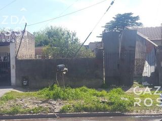 Foto 1 de Amplio terreno con un galpon al fondo