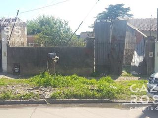 Foto 2 de Amplio terreno con un galpon al fondo