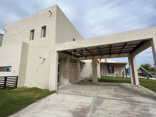 Foto 2 de Casa en venta a la Cancha de Golf sobre la Herradura. El Canton. Escobar