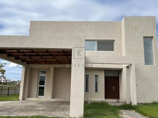 Foto 1 de Casa en venta a la Cancha de Golf sobre la Herradura. El Canton. Escobar