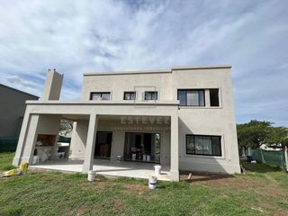 Foto 4 de Casa en venta a la Cancha de Golf sobre la Herradura. El Canton. Escobar