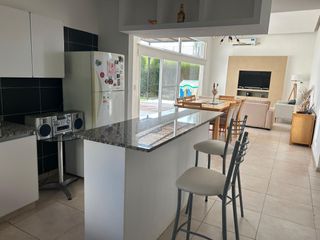 Foto 6 de VENTA CASA CANTÓN ISLAS:3 DORMITORIOS - PISCINA -GRAN LOTE JARDÍN PARQUIZADO -