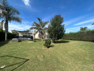 Foto 1 de VENTA CASA CANTÓN ISLAS:3 DORMITORIOS - PISCINA -GRAN LOTE JARDÍN PARQUIZADO -