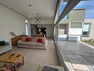 Foto 8 de VENTA CASA CANTÓN ISLAS:3 DORMITORIOS - PISCINA -GRAN LOTE JARDÍN PARQUIZADO -