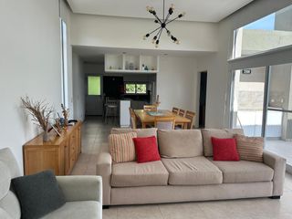 Foto 3 de VENTA CASA CANTÓN ISLAS:3 DORMITORIOS - PISCINA -GRAN LOTE JARDÍN PARQUIZADO -