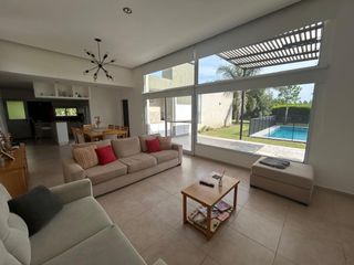 Foto 2 de VENTA CASA CANTÓN ISLAS:3 DORMITORIOS - PISCINA -GRAN LOTE JARDÍN PARQUIZADO -