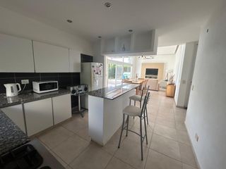 Foto 4 de VENTA CASA CANTÓN ISLAS:3 DORMITORIOS - PISCINA -GRAN LOTE JARDÍN PARQUIZADO -