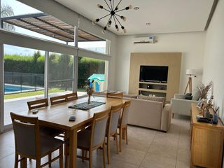 Foto 7 de VENTA CASA CANTÓN ISLAS:3 DORMITORIOS - PISCINA -GRAN LOTE JARDÍN PARQUIZADO -