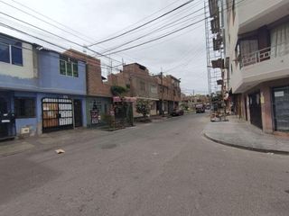 Foto 2 de Casa  de 2 pisos frente a parque en Los Olivos