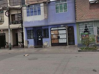 Foto 1 de Casa  de 2 pisos frente a parque en Los Olivos