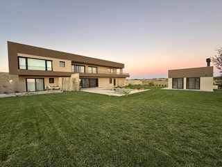 Foto 5 de Venta Impactante Casa en Barrio La Huella