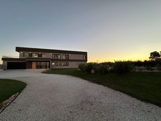 Foto 3 de Venta Impactante Casa en Barrio La Huella