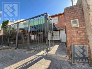 Foto 1 de Casa alquiler centro oeste, 2 dormitorios, 2 baños, patio y entrada para auto