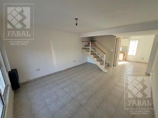 Foto 3 de Casa alquiler centro oeste, 2 dormitorios, 2 baños, patio y entrada para auto