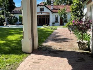 Foto 1 de Excelente chalet inglés con pileta, en alquiler y venta en Martínez, Libertador al río