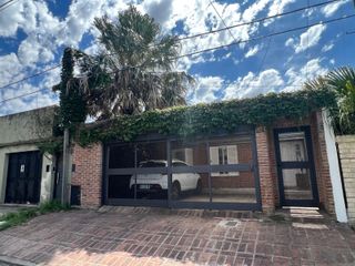 Foto 1 de Casa de 3 dormitorios en Venta en calle 81 e/ 7 y 8