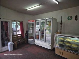 Foto 4 de VENTA DE CASA ESQUINA CON SALÓN COMERCIAL - CALLE SARMIENTO, RIVADAVIA