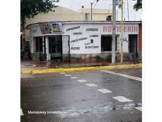 Foto 1 de VENTA DE CASA ESQUINA CON SALÓN COMERCIAL - CALLE SARMIENTO, RIVADAVIA