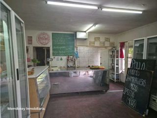 Foto 7 de VENTA DE CASA ESQUINA CON SALÓN COMERCIAL - CALLE SARMIENTO, RIVADAVIA
