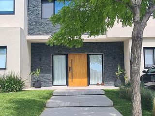 Foto 1 de Casa en  venta 5 dormitorios al lago