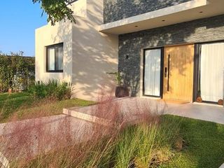Foto 2 de Casa en  venta 5 dormitorios al lago