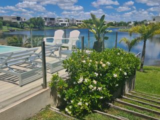 Foto 3 de Casa en  venta 5 dormitorios al lago