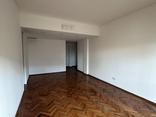 Foto 5 de departamento tres dormitorios  amplio impecable doble balcón abasto parrillero