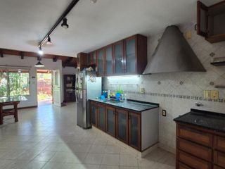 Foto 2 de EXCLUSIVA CASA EN VENTA SOBRE CALLE BRASIL A PASOS DE LA COSTANERA DE LA CIUDAD.-