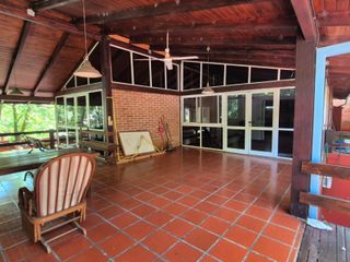 Foto 12 de EXCLUSIVA CASA EN VENTA SOBRE CALLE BRASIL A PASOS DE LA COSTANERA DE LA CIUDAD.-