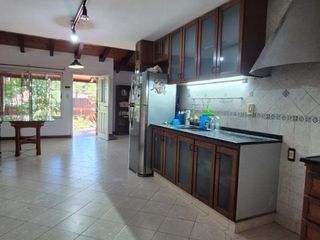 Foto 5 de EXCLUSIVA CASA EN VENTA SOBRE CALLE BRASIL A PASOS DE LA COSTANERA DE LA CIUDAD.-